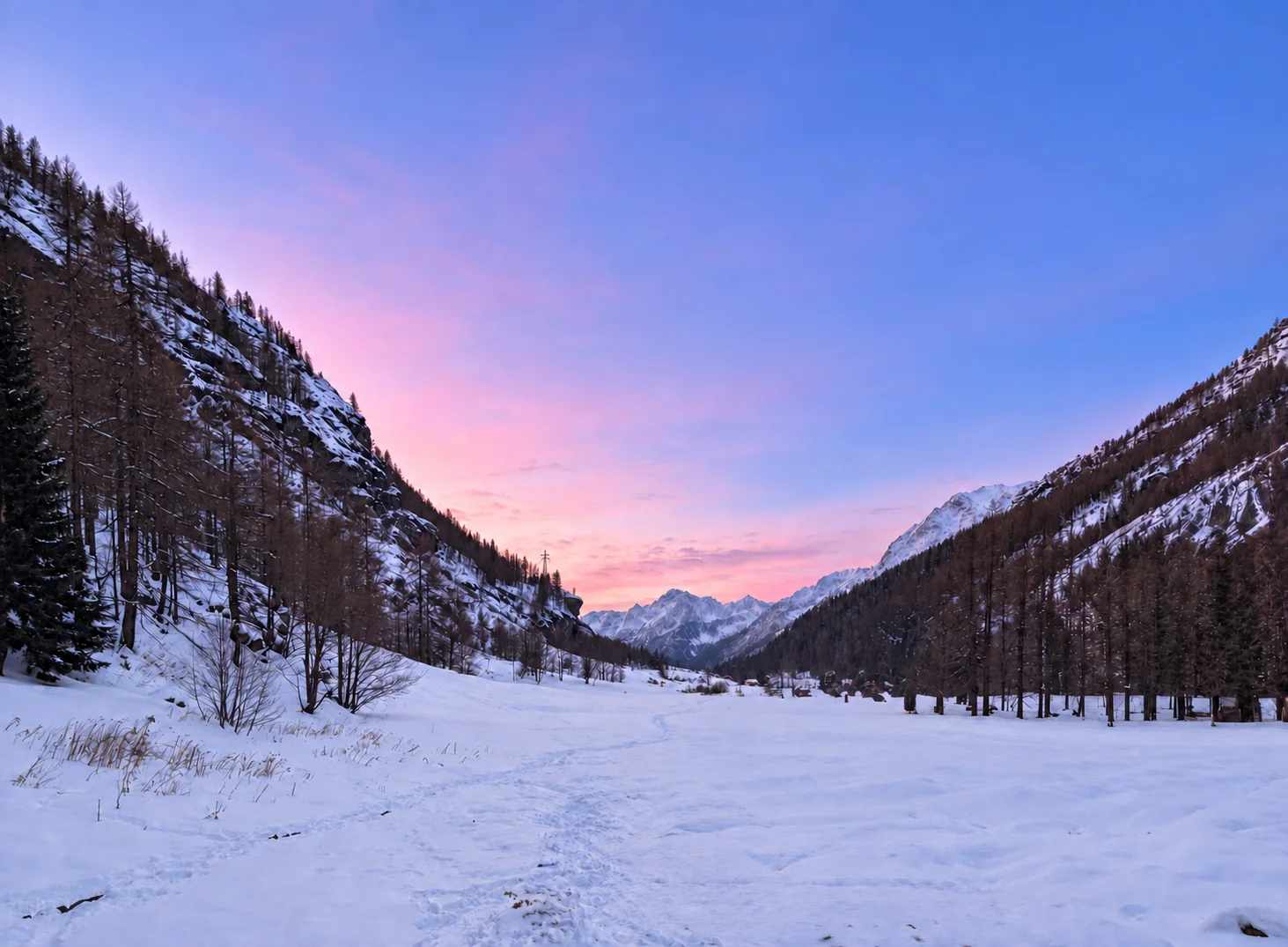 Valle di Gressoney innevata al tramonto